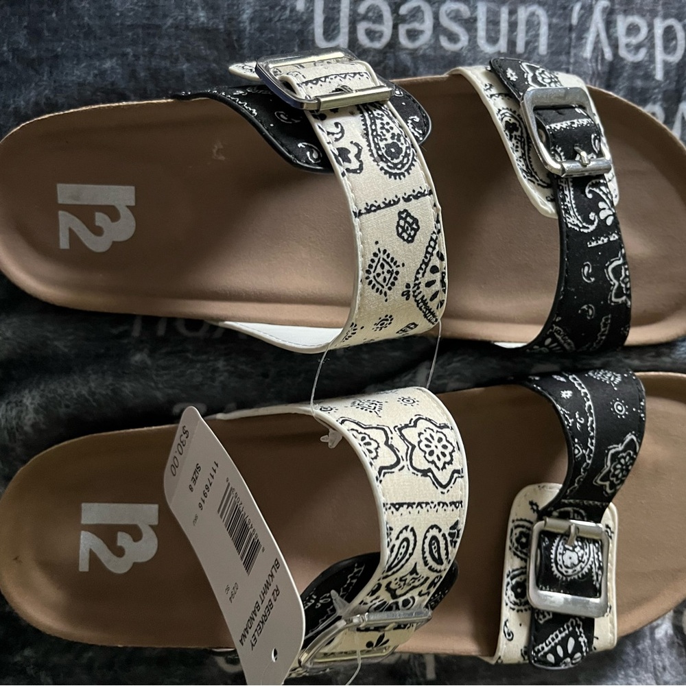 R2 sandal